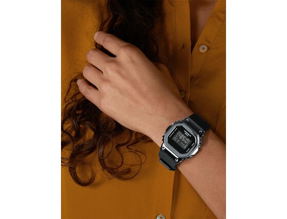 gm-s5600u-1er_or02_wristshot_web.jpg